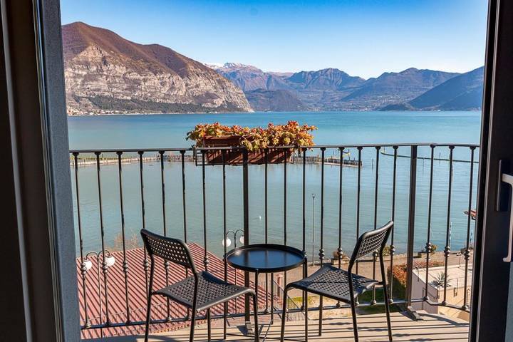Hotel für 3 Personen, mit Terrasse und Seeblick sowie Ausblick am Iseosee