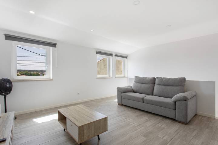 Apartamento entero, Apartamento 'Casa "O Chafariz"' con vistas a la montaña, piscina privada y terraza compartida in Amoreira, Leiria District