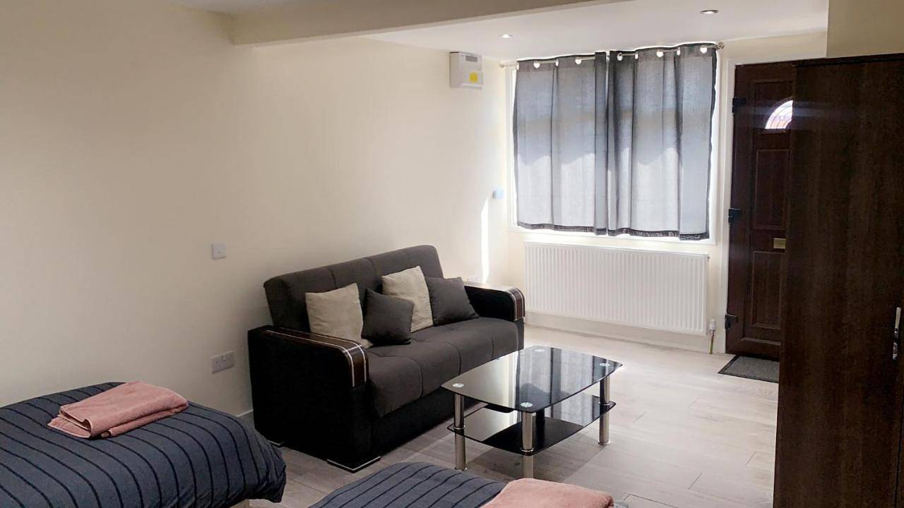 Mon Repos 24hr Heathrow Airport in Hounslow, Londres