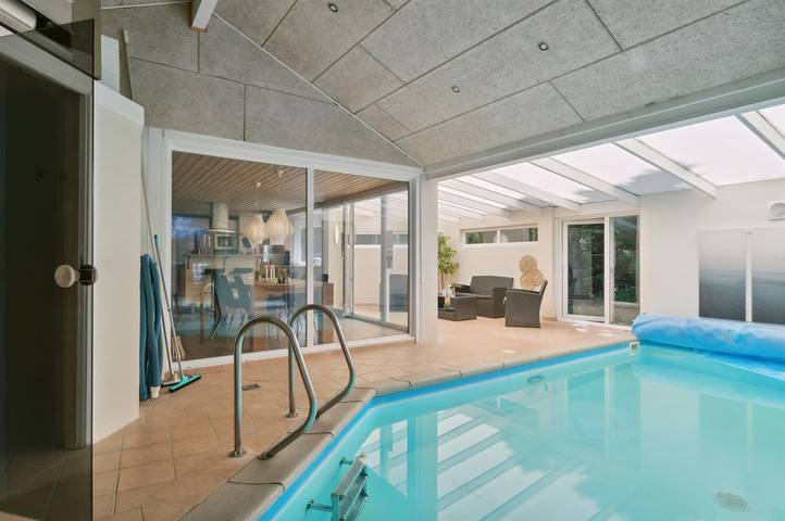 Ferieudlejning for 8 personer, med Terrasse og Sauna i Hou