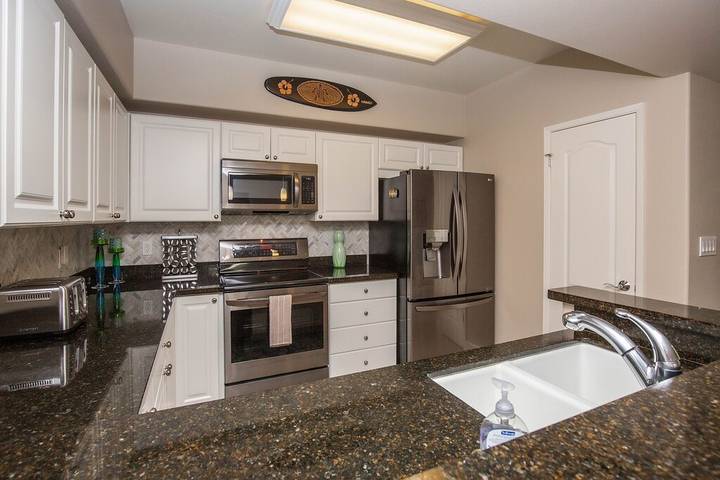 Villa for 5 people, with pool and hot tub as well as yard in Ko Olina