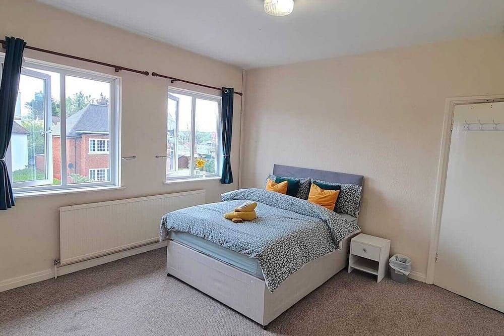 Room 2 - Bathurst Walk in Iver, Colne Valley Park