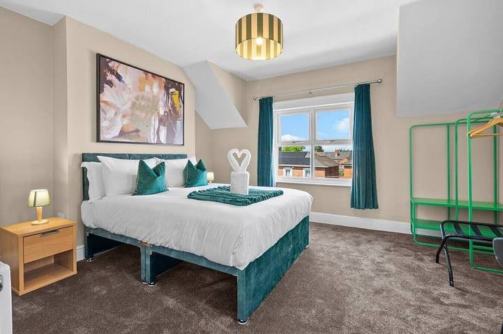 Luxury Home, Sleeps 12, Pool Table, Free Parking in Worcester, Worcestershire
