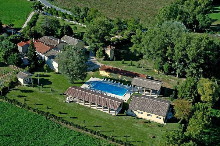 Appartamento per 9 persone, con Balcone e Terrazza nonché Giardino e Piscina a Giano dell'Umbria