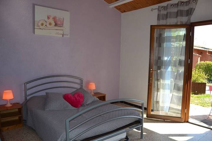 Gîte pour 3 personnes, avec Terrasse ainsi que Jardin et Piscine à Saint-Dézéry - 4