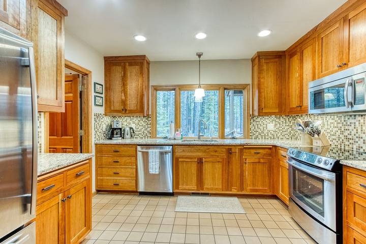 Vacation rental for 12 people, with pool and balcony as well as hot tub in Black Butte Ranch