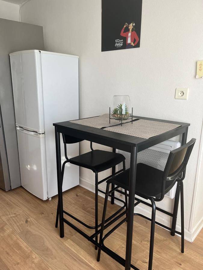 Gîte pour 2 personnes, avec jardin ainsi que vue et terrasse à Saint-Germain-Lembron - 4