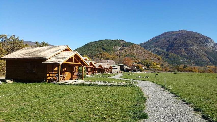 Chalet pour 6 personnes, avec Balcon et Terrasse ainsi que Jardin et Piscine