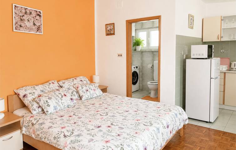 Ganze Ferienwohnung, Charmante Ferienwohnung, 400 m vom Strand entfernt, mit Garten und moderner Ausstattung in Tribunj, Šibenik-Knin