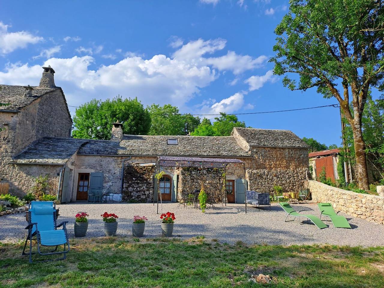 Location saisonnière "Le Passé Composé" terrain de pétanque privé in Millau, Parc naturel régional des Grands Causses