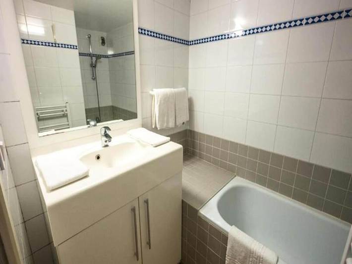 Gîte pour 2 personnes, avec piscine, adapté aux familles dans Plage de la côte des Basques - 3