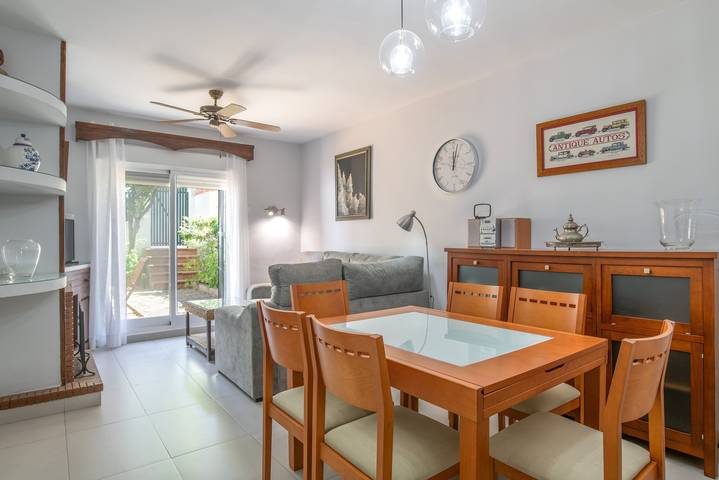 Casa Brenda: Two Private Gardens, Terrace with Views, Community Park & Wi-Fi in Conil in Playa de los Bateles (Conil de la Frontera), Conil de la Frontera