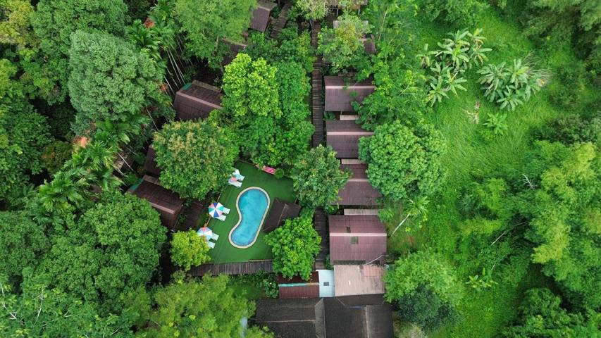 Station pour 2 personnes, avec jacuzzi et jardin ainsi que piscine et terrasse dans Khao Sok - 4
