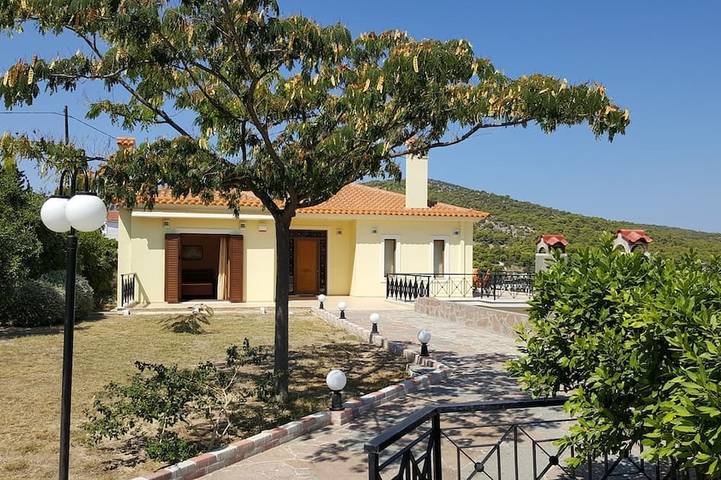 Villa for 6 people, with garden and balcony in Aegina
