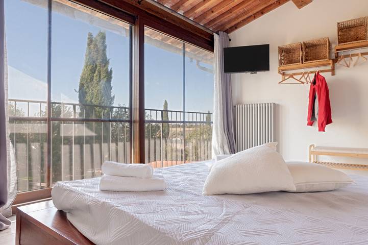 Villa 'Sunflowers' con Vista Montagna, Wi-Fi e Aria Condizionata in Cascina, Riviera Toscana