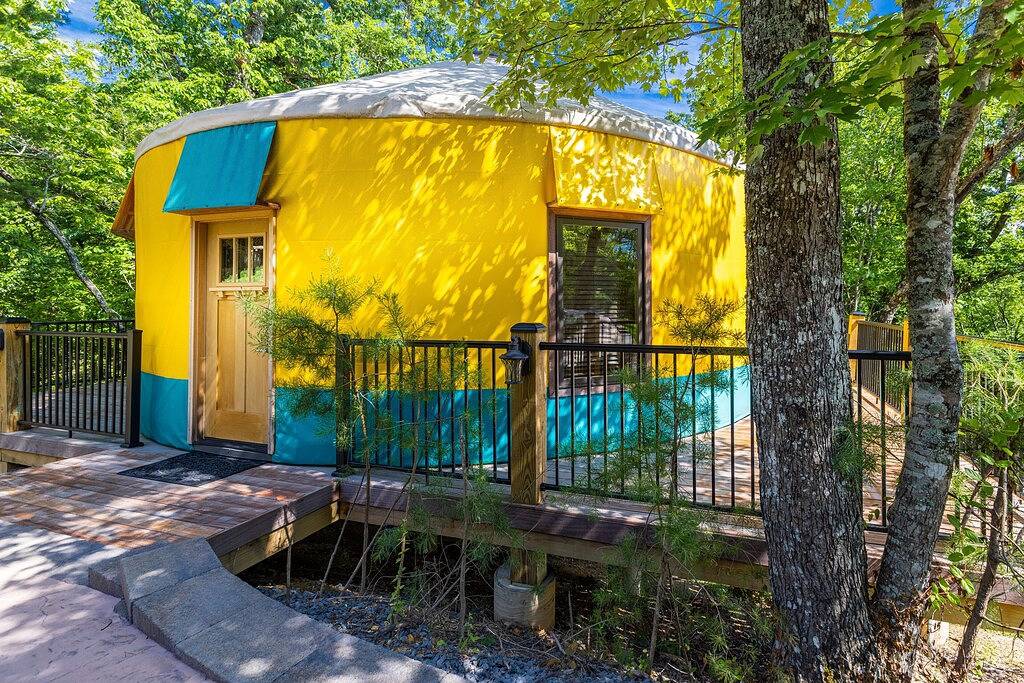 Comfy, Cozy, Luxury Yurt, Fun w/Private Hot Tub & Gas Grill, Large Deck in Pigeon Forge, Sevier County