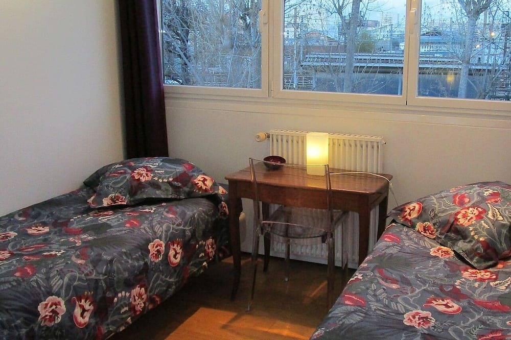 Entire apartment, Paris-Levallois apartment 4*: 2 bedrooms/6 people 68m2, parking, near  metro/bus in Levallois-Perret, Hauts-de-Seine