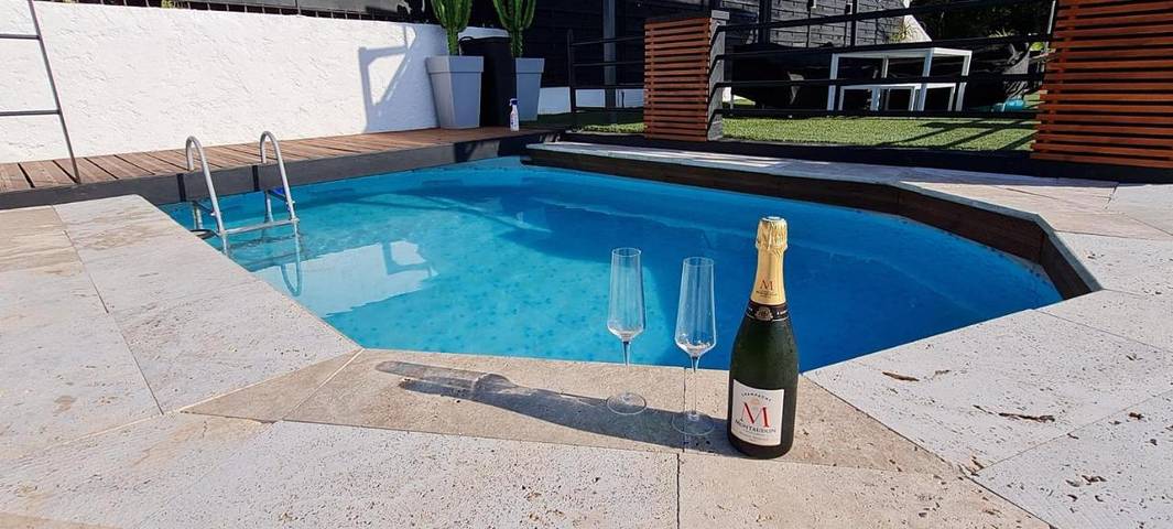Location de vacances pour 4 personnes, avec Terrasse et Jardin ainsi que Piscine et Vue dans Marineland (Juan-les-Pins)