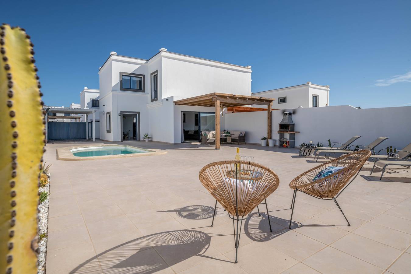 Villa Esmeralda cerca de la playa de Papagayo con vistas a la montaña y piscina climatizada in Playa Blanca, Yaiza