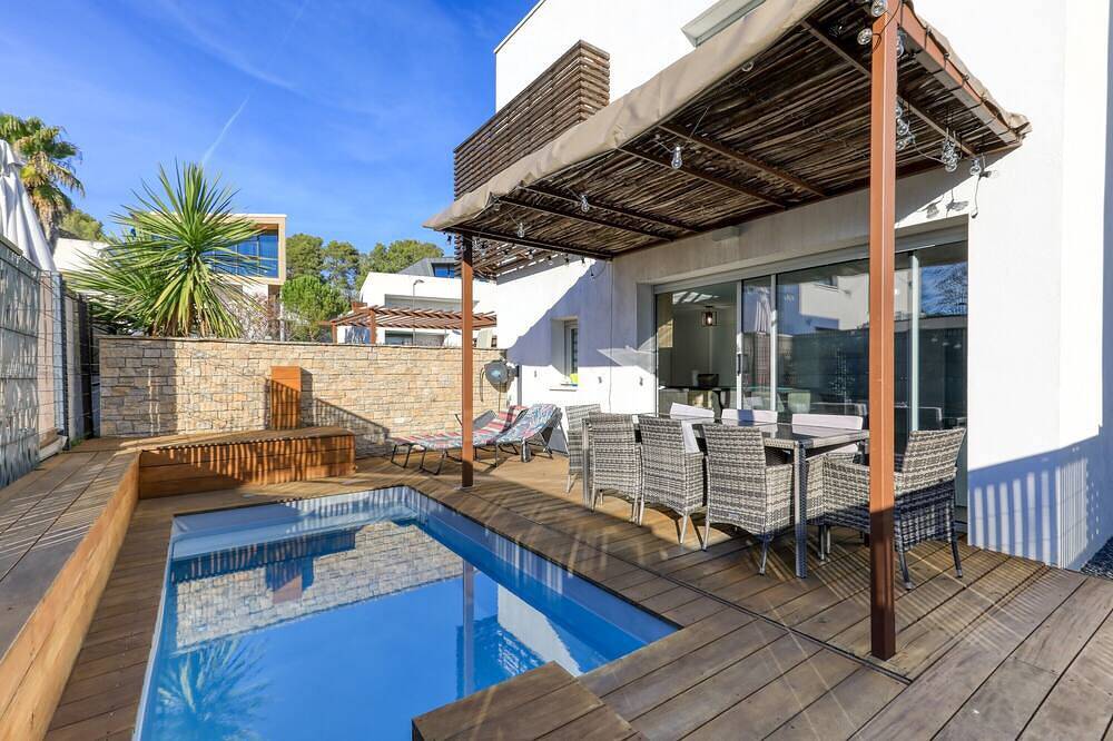 Villa 'Chambre Illiade' with Private Pool, Private Terrace and Wi-Fi in Jacou, Montpellier region