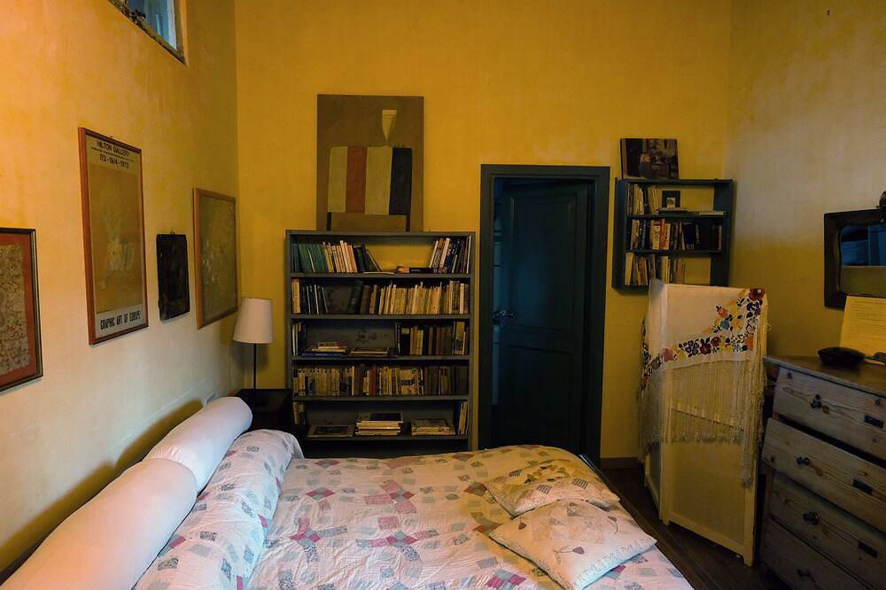 Stunning farm house plenty of peace, green spaces and with swimmingpool in Orte, Terni Provinz