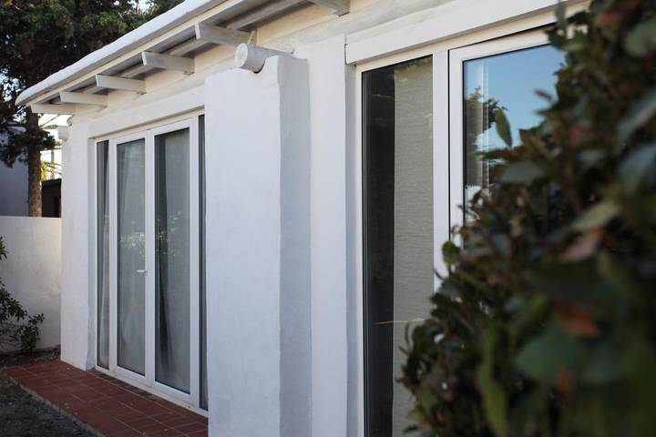 Location de vacances pour 3 personnes, avec vue ainsi que piscine et jardin, animaux acceptés à Es Castell - 4