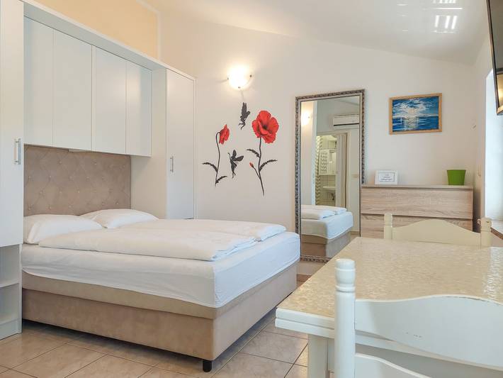 Ferienwohnung für 2 Personen, mit Ausblick und Terrasse sowie Garten, mit Haustier in Baska - 4