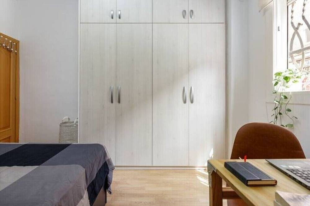 Entire apartment, Nice 1-Bedroom Apartment for 2ppl Steps from Camp Nou! in Barcelona Centre, Barcelona