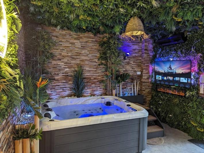 Chambre d’hôte pour 2 personnes, avec Jacuzzi et Terrasse ainsi que Jardin et Vue