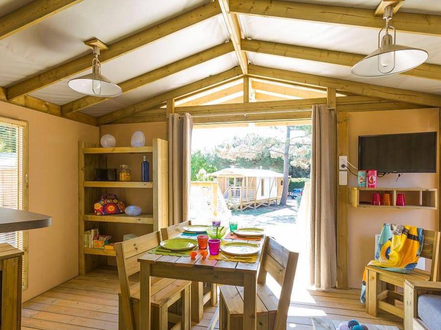 Flower Camping Le Bel Air - Chalet 5 personnes - Sweetflower Confort 43m² - 2 chambres - Tv + draps + serviettes + terrasse semi-couverte de 11m² 4/5 pers in La Flotte, Île de Ré
