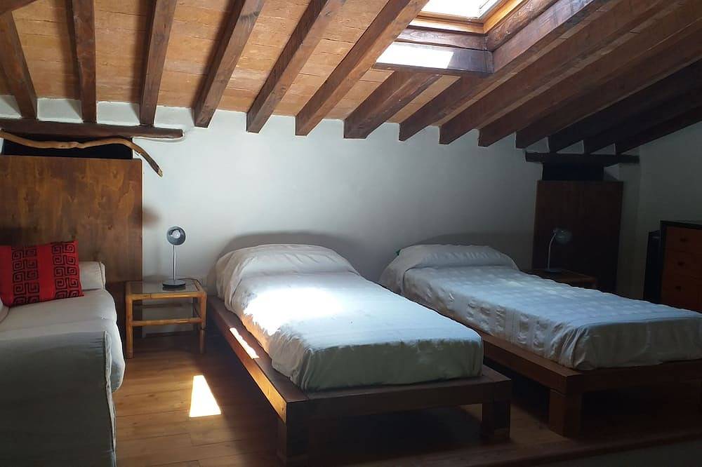 Entire apartment, Farmhouse in the countryside with magnificent sea view, ideal for families with 4 paws in Magliano in Toscana, Grosseto Province