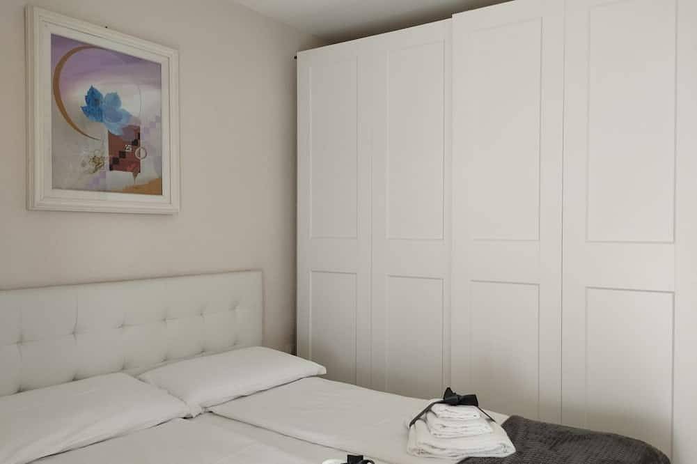 Entire apartment, Cir 10302800081It is right in the heart of Domodossola that we find the Il Bottaio apartment, a very bright 50sqm apartment even if located in one of the side streets of Piazza del Mercato because it is double exposed with balconies on both sides. Il Bot in Domodossola, Comune di Domodossola