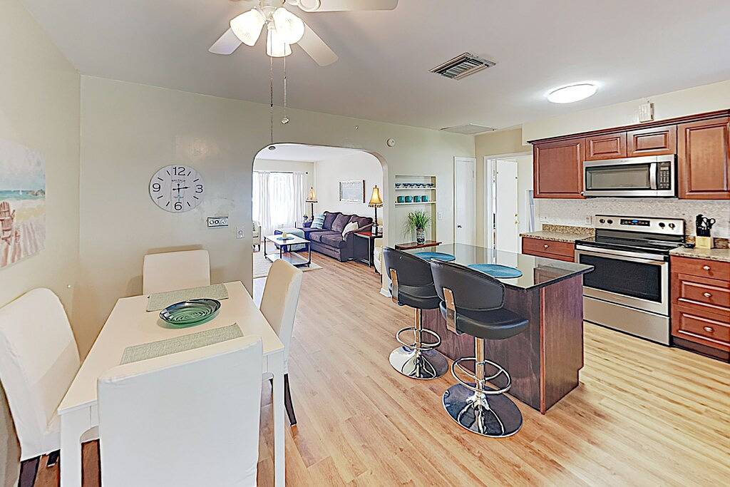 5 Minutes to Beach | Sparkling Tropical Getaway | Large Screened Lanai in Lantana, Palm Beach County