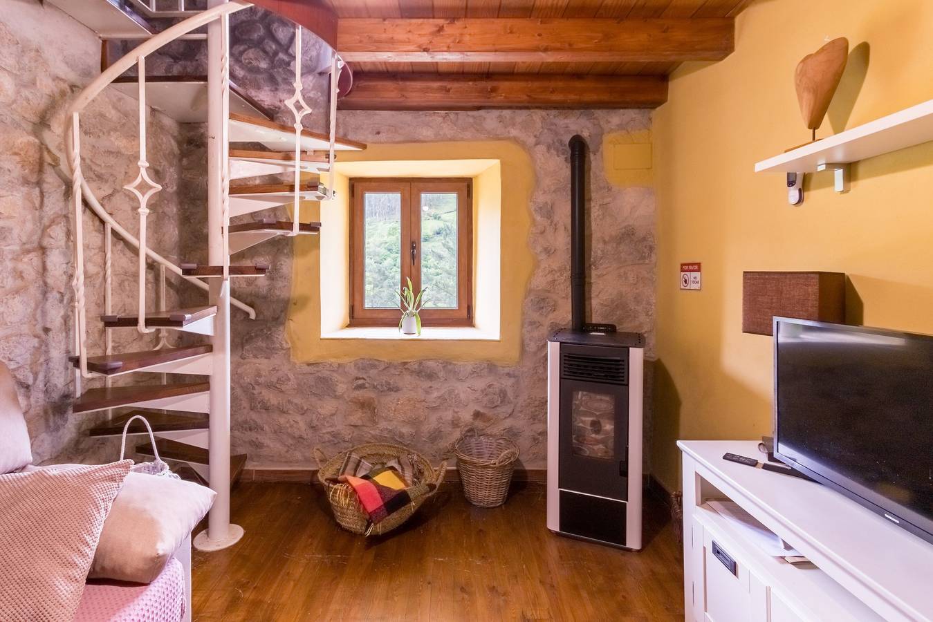Vacation Home 'El Rincón De La Naturaleza' with Private Garden, Balcony and Wi-Fi in Arredondo, Miera Valley