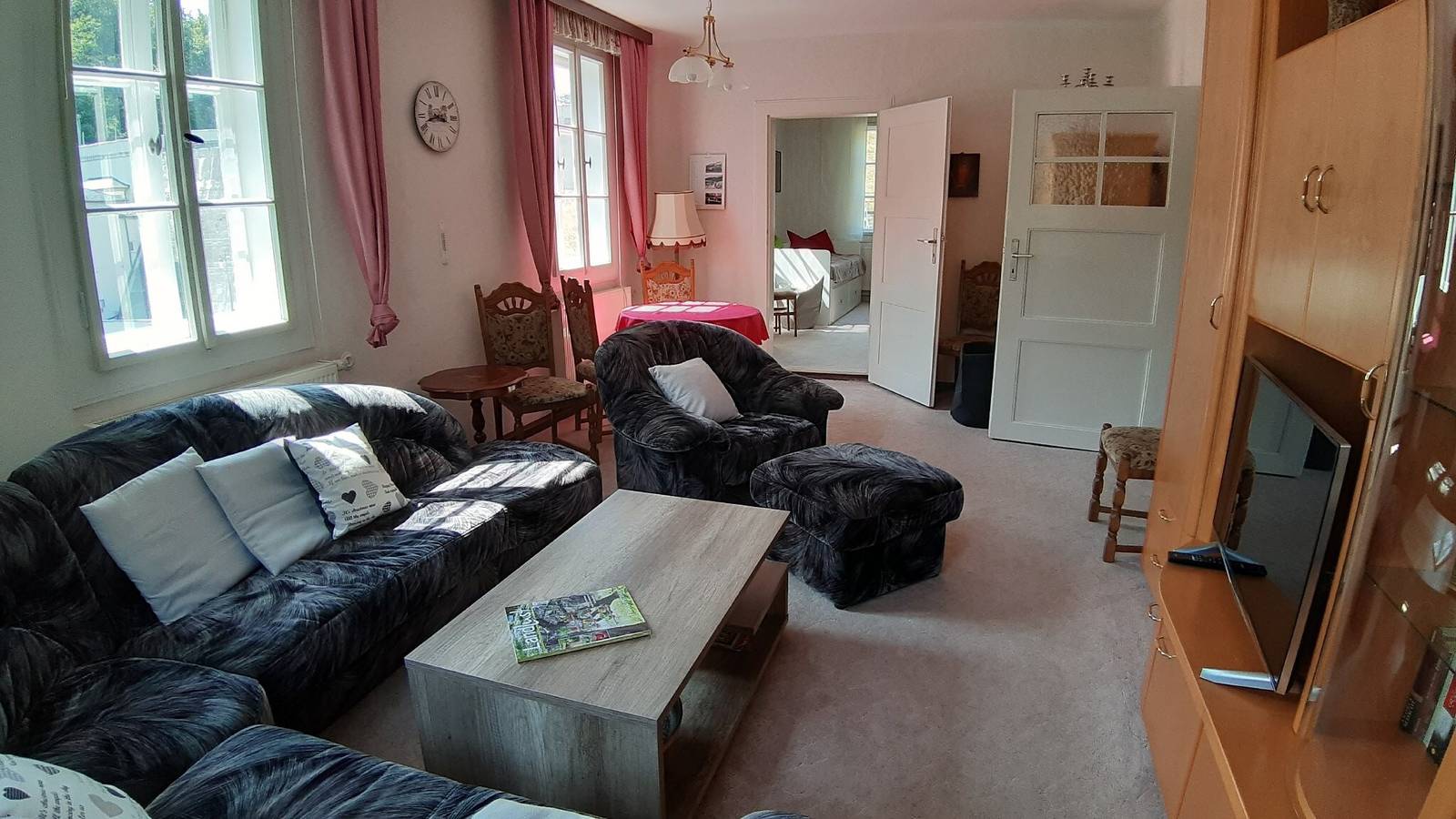 Entire apartment, Apartment 'Ferienwohnung Schlossblick' with Private Terrace, Private Garden and Wi-Fi in Burgk, Thuringian Slate Mountains