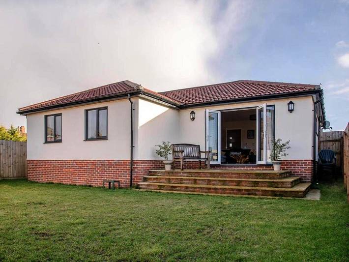 Bungalow for 6 people, with view and garden, with pets in Suffolk