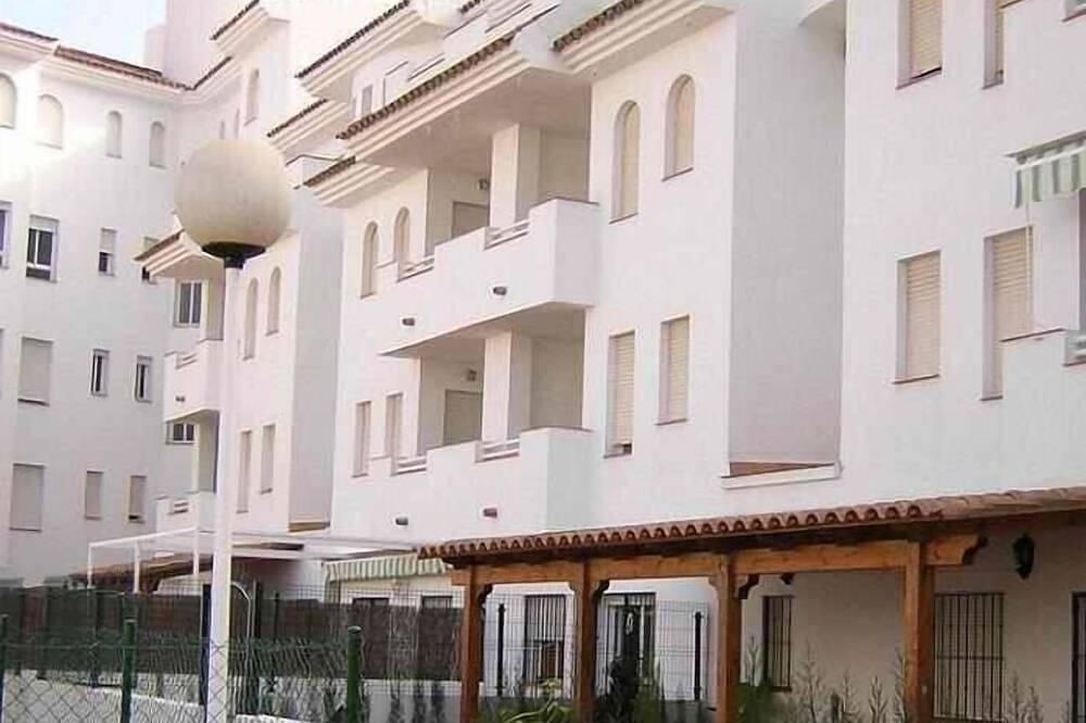 Appartamento intero, Lovely apartment 300 meters from the beach, modern, with 3 bedrooms, swimming pool  in Islantilla, Lepe