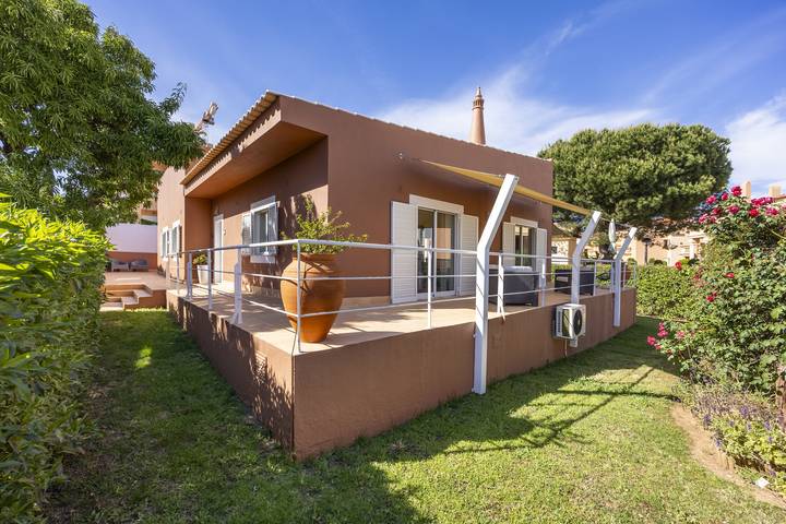 Villa voor 8 personen, with Balkon and Terras as well as Tuin in Luz