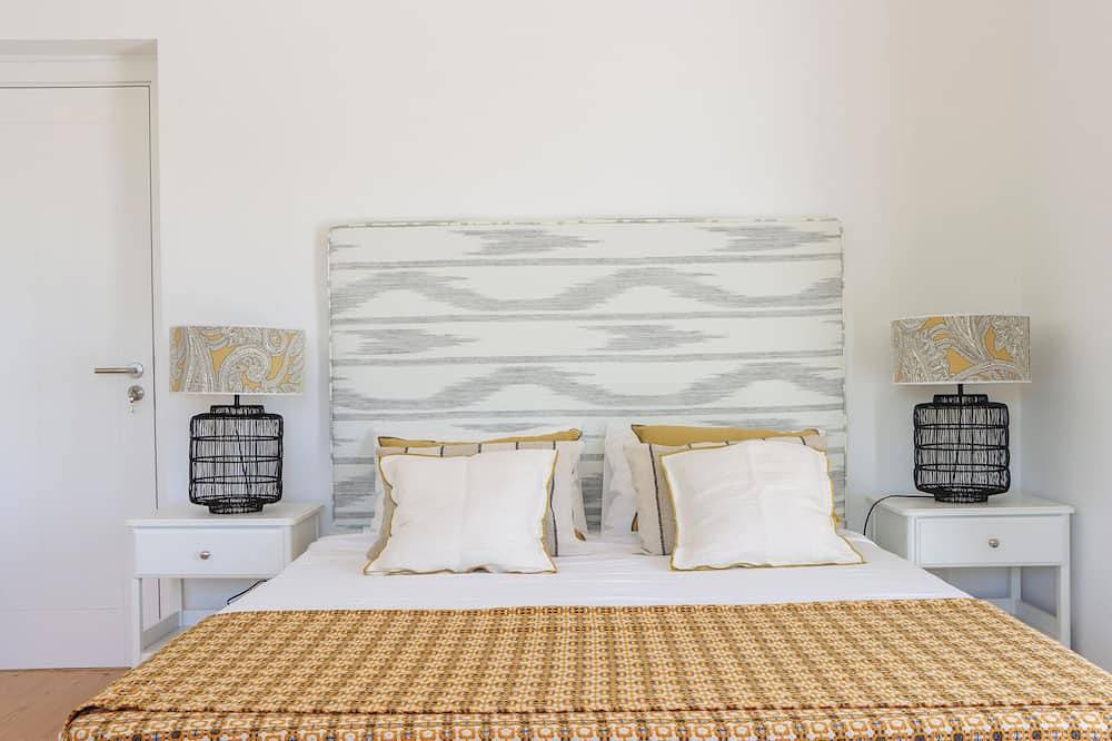 Luxurious Newly Rebuilt House With Infinity Pool and Stunning Views in Urra, Parque Natural da Serra de São Mamede