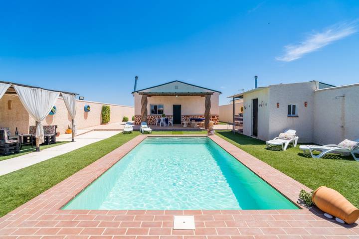 Maison de campagne pour 8 personnes, avec Jardin dans La Lantejuela