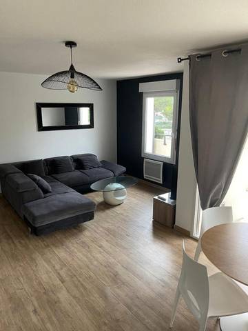Gîte pour 3 personnes, avec terrasse et piscine à Seilh