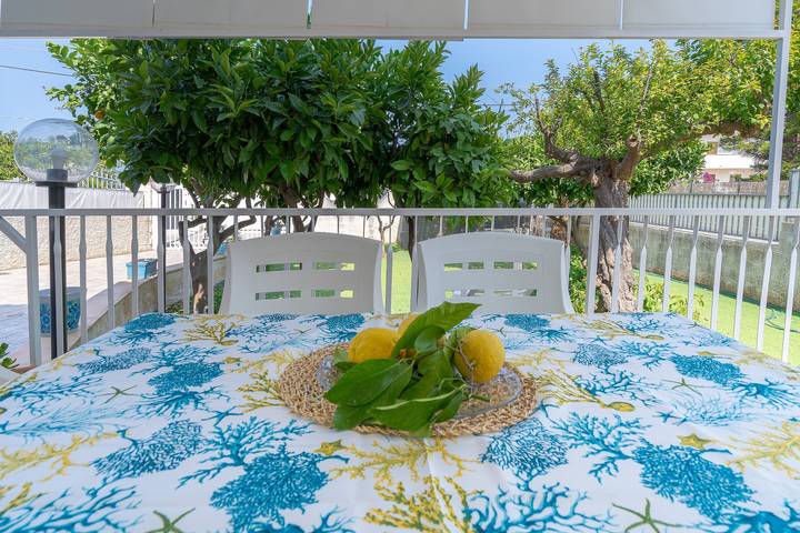 Appartement entier, Appartement "Donna Di Coppe" avec terrasse privée, Wi-Fi et climatisation in Lido di Noto, Région de Noto