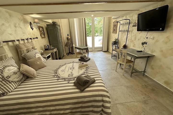 Dreibettzimmer-Komfort-Ensuite-Gartenblick in Bouc-Bel-Air, Mittelmeerküste (Frankreich)