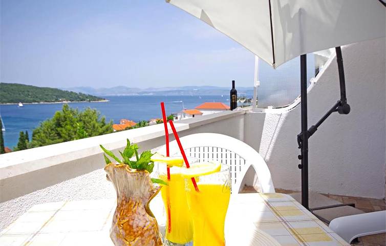Ganze Ferienwohnung, Apartment am Meer mit Terrasse, Parkplatz und Küche in Necujam in Necujam, Solta