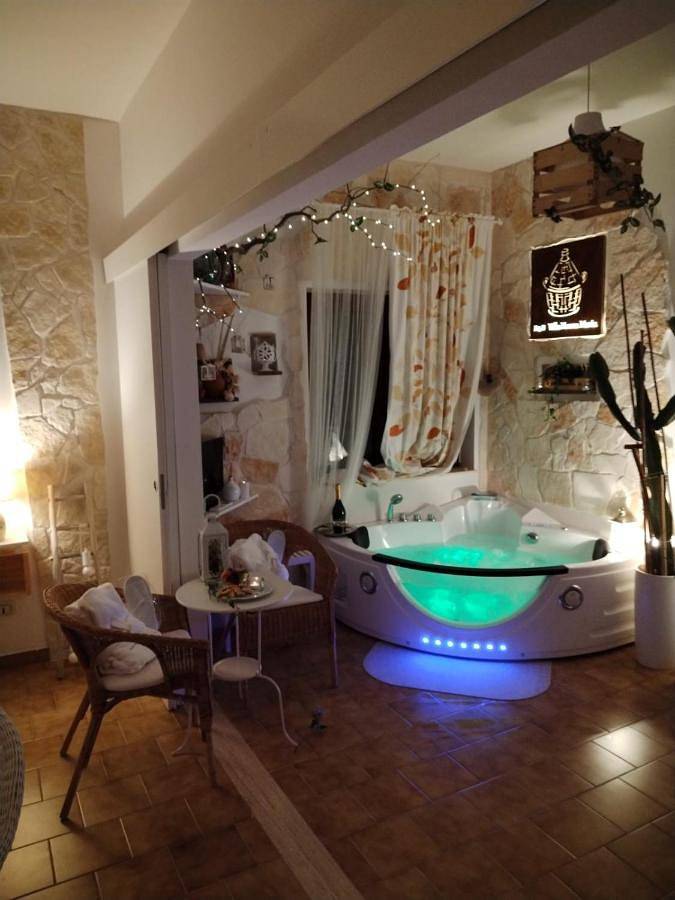B&b per 4 persone, con idromassaggio e piscina nonché giardino, adatto a famiglie con bambini a Castellana Grotte