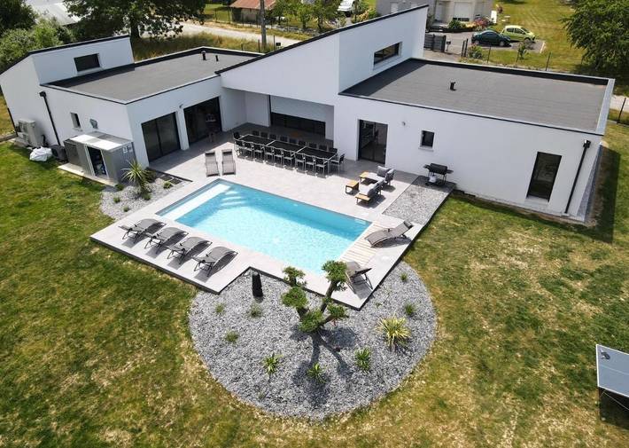 Location de vacances pour 19 personnes, avec Jacuzzi et Terrasse ainsi que Jardin et Piscine à Mouais