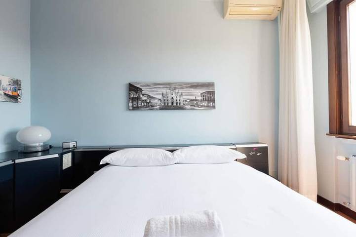 Apartamento entero, Cozy 105m2 apartment, able to accommodate up to 6 people, located on the seventh floor of a building with a lift. The property is located near the new fashion design district of via Savona. The neighborhood is well connected thanks to local public transp in Cusano Milanino, Provincia de Milan
