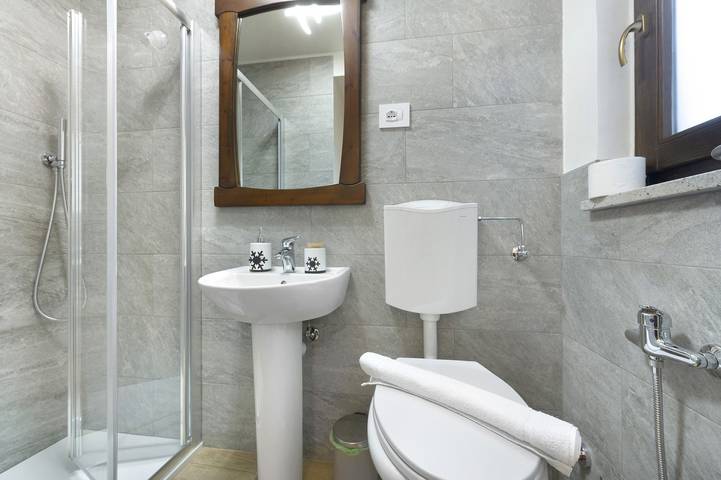 Private room with mountain view, shared terrace and Wi-Fi in Pont-Saint-Martin (Aosta), Comune di Pont-Saint-Martin