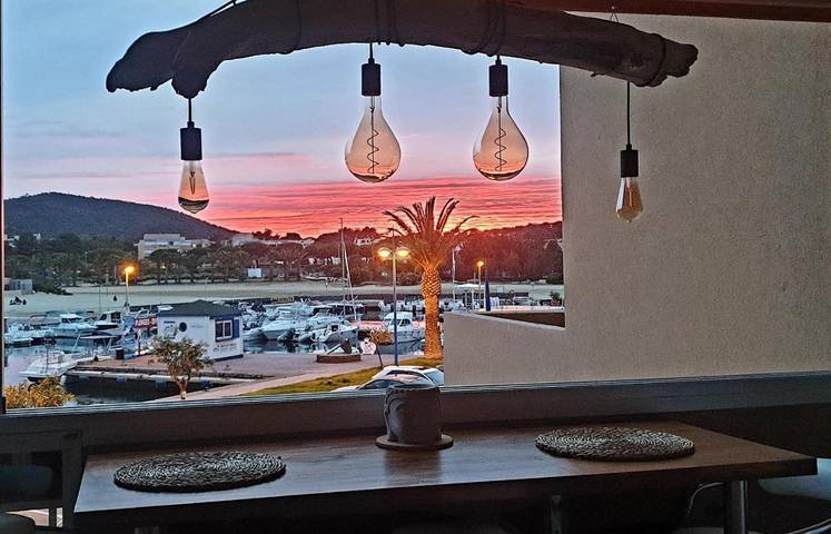 Gîte pour 3 personnes, avec piscine ainsi que vue et terrasse dans Plage La Favière - 2