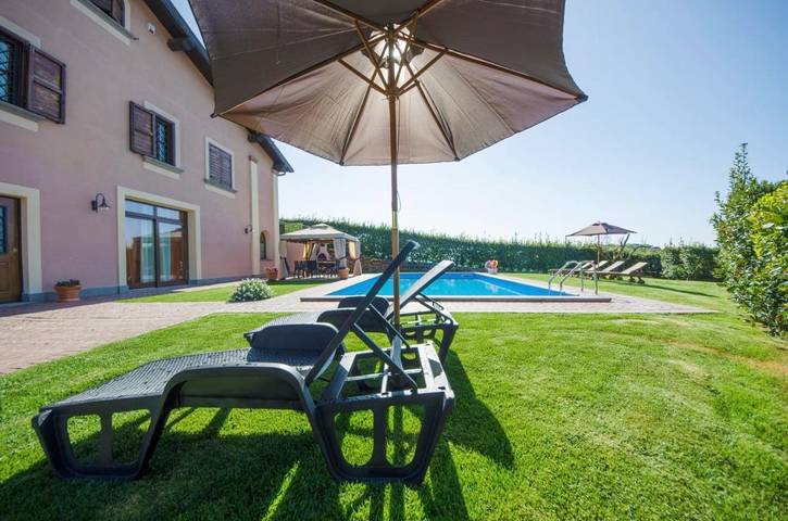 Casa vacanza per 10 persone, con giardino e vista lago nonché piscina e panorama a Bracciano